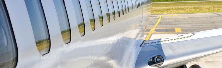 Fönster på rad på sidan av ett flygplan. 