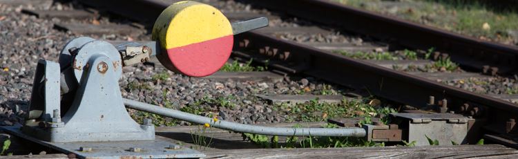 Bilden visar en tågväxel vid ett gammalt järnvägsspår. Foto: Gunnar Stenberg, Mostphotos.