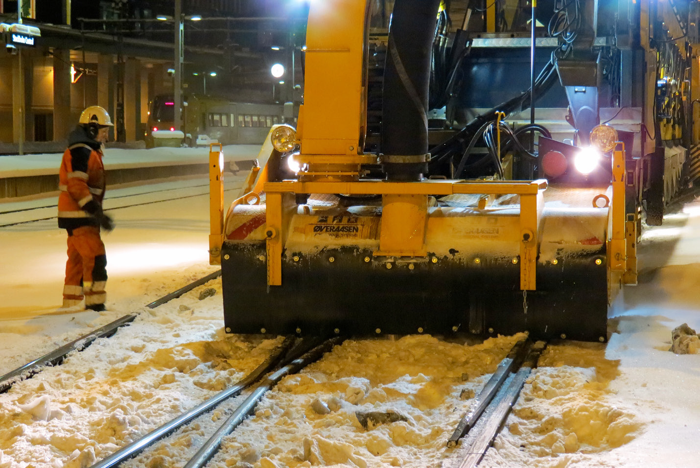 Snöröjningsmaskin på snötäckta järnvägsspår