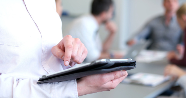 Person som håller i ipad