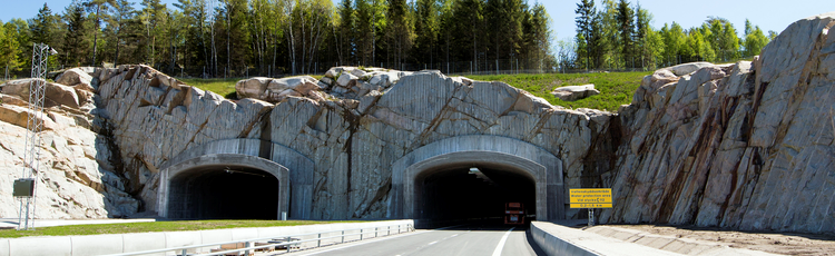 Två tunnlar i ett berg.