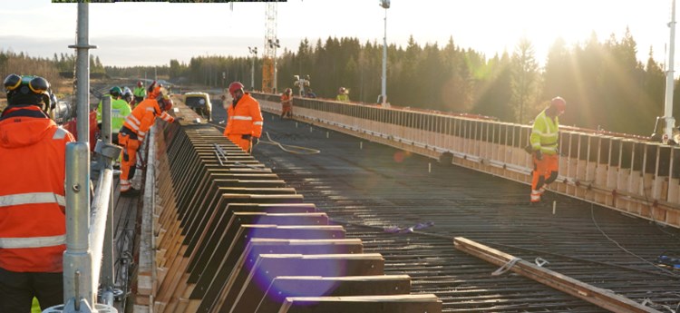 Byggarbetsplats i motljus, Umeå-Dåva