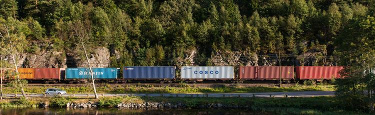 Godståg med containers passerar Landvettersjön. Foto: Kasper Dudzik