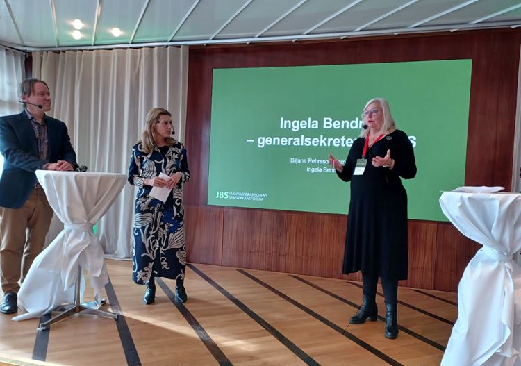 Tre personer samtalar på en scen; JBS tillträdande generalsekreterare Ingela Bendrot (t.h.), med dagens moderatorer Dan Olofsson från SJ och Maria Parent från Alstom.