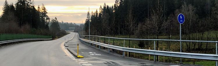 Bild på den nya gång- och cykelvägen som löper längs en bilväg
