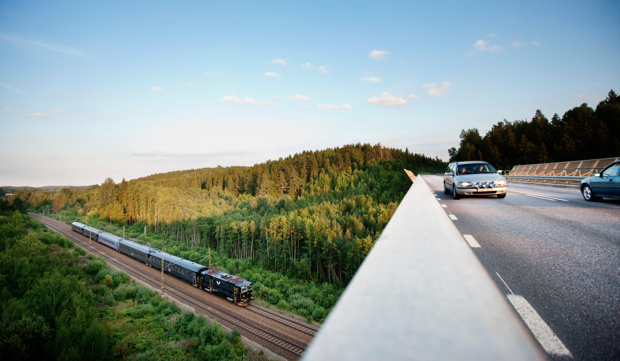 Bild på vägbro över järnväg. Det är samma bild som finns på första sidan i FoI-portalen.