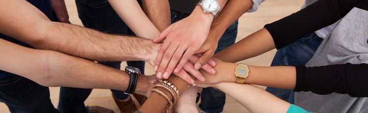 Gruppbild på händer, multietniska. Foto: Mostphotos, Andrey Popov