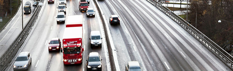 Vy över flerfilig trafikerad väg.