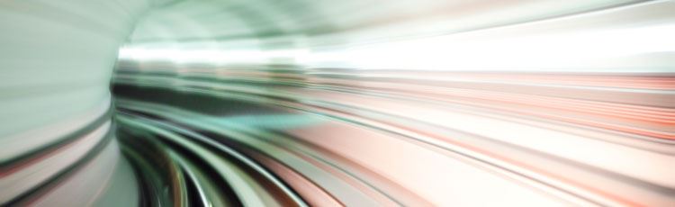 Tågtunnel fotograferad i hög hastighet så att omgivningen smälter samman