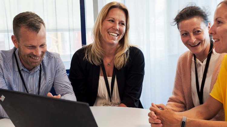 Bild på tåg och Lena Erixon