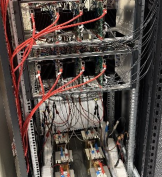 Prototypen i nerskalad modell av hårdvara för energilagringssystemet