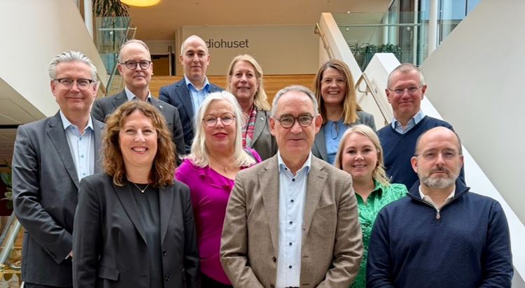 Bakre raden, fr&aring;n v&auml;nster till h&ouml;ger:  Henrik Dahlin, vd Green Cargo samt vice ordf&ouml;rande T&aring;gf&ouml;retagen, Jonas Abrahamsson vd SJ, Pierre Sandberg F&ouml;rbundsdirekt&ouml;r T&aring;gf&ouml;retagen, Catharina Elms&auml;ter Sv&auml;rd vd Byggf&ouml;retagen, Maria Signal vd Alstom, Swedtrain, Johan Wadman vd Svensk Kollektivtrafik.  Fr&auml;mre raden fr&aring;n v&auml;nster till h&ouml;ger:  Biljana Pehrsson vd Jernhusen, Ingela Bendrot generalsekreterare JBS,  Roberto Maiorana gd Trafikverket, Anna Ericsson verksamhetsomr&aring;deschef Trafik Trafikverket, Bertrand Gryspeert vd Vossloh