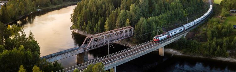 Tåg på en järnvägsbro över större vattendrag