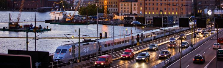 Centralbron i Stockholm, bilar, tåg och båtar