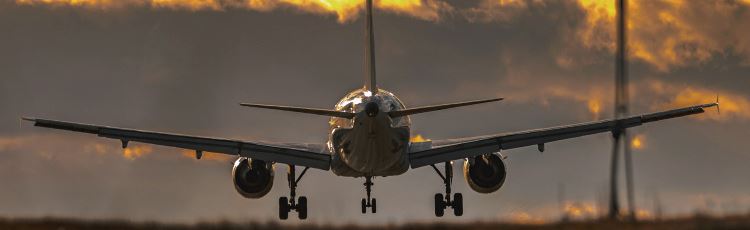 Flygplan landar på Arlanda i solnedgång