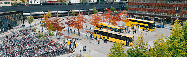 Uppsala Station bussterminal och cykelparkering.