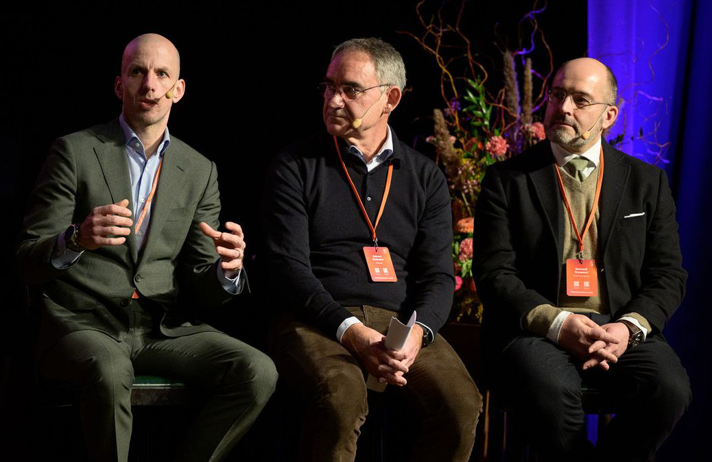 Stefan Gustavsson, Infranord, Roberto Maiorana, Trafikverket och Bertrand Gryspeert, Vossloh i samtal.