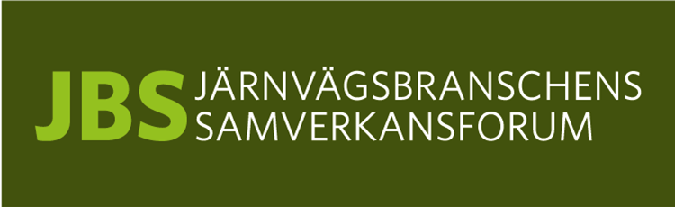 Personer som står på en perrong, kväll eller tidig morgonlampor tända och ett tåg i rörelse på spåret