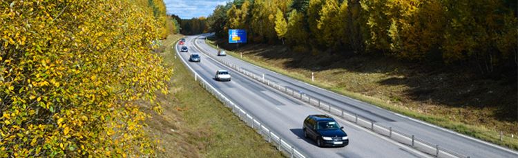 Närbild. Bilar på motorväg i Sverige. Foto: Mostphotos