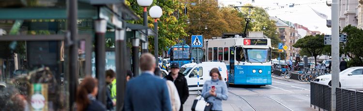 Resenärer vid Korsvägens hållplatser och Gothia Towers i Göteborg. Foto: Kasper Dudzik