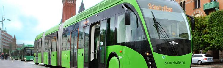 Foto av modern och grön buss.