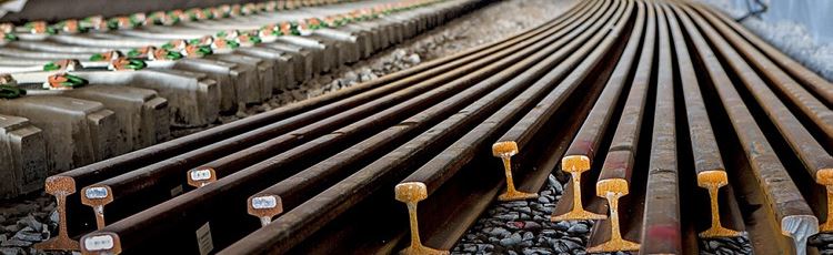 Närbild på järnvägsräls och sliprar. Foto: Mikael Ullén