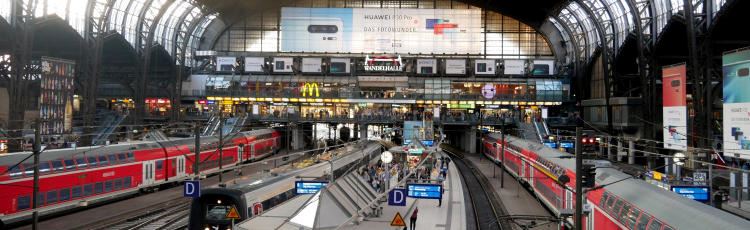bild från station med tåg vid flera plattformar