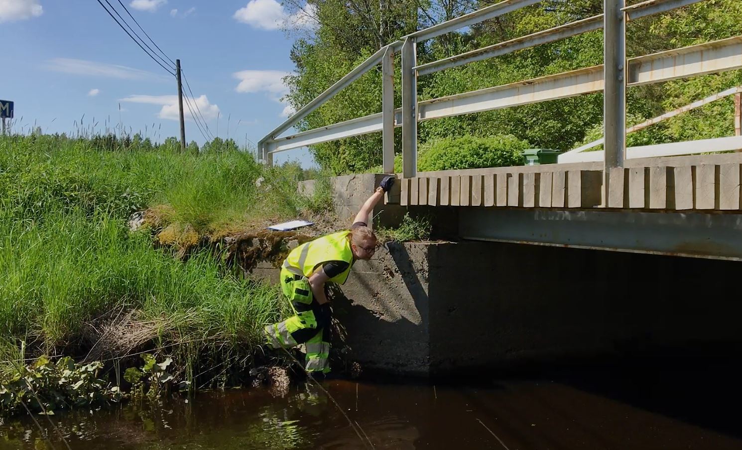 Bild av person som undersöker underredet av en bro. Bildkälla: REV - Riksförbundet för enskilda vägar